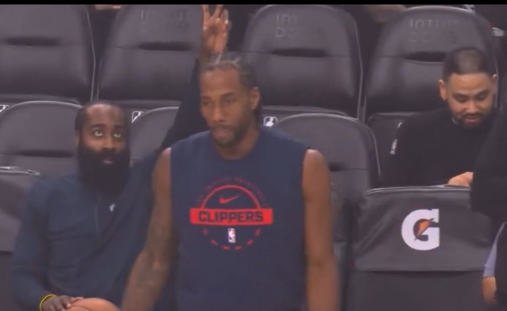 开云-童心未泯！小卡赛前投篮热身 哈登在其身后摆出“兔耳朵”手势